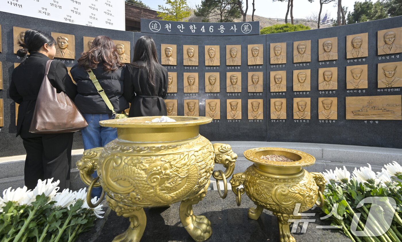 본문 이미지 - 26일 경기 평택시 해군 제2함대사령부에서 열린 '제16주기 천안함 46용사 추모식'에서 천안함 유가족들이 추모비를 어루만지고 있다. (공동취재) 2026.3.26 ⓒ 뉴스1 김영운 기자