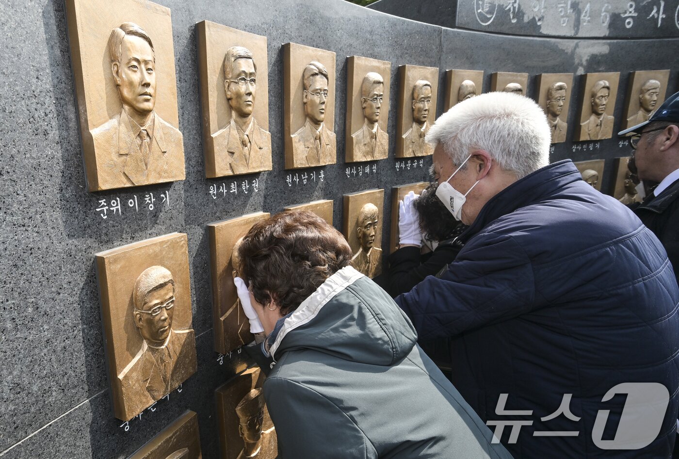 본문 이미지 - 26일 경기 평택시 해군 제2함대사령부에서 열린 '제16주기 천안함 46용사 추모식'에서 천안함 유가족들이 추모비를 어루만지고 있다. (공동취재) 2026.3.26 ⓒ 뉴스1 김영운 기자