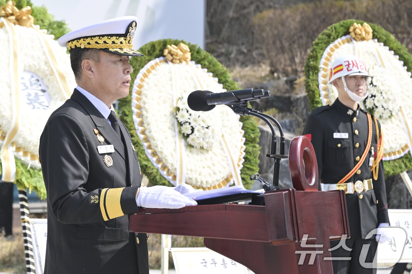 본문 이미지 - 26일 경기 평택시 해군 제2함대사령부에서 열린 '제16주기 천안함 46용사 추모식'에서 이재섭 해군 2함대 사령관이 추모사를 하고 있다. (공동취재) 2026.3.26 ⓒ 뉴스1 김영운 기자
