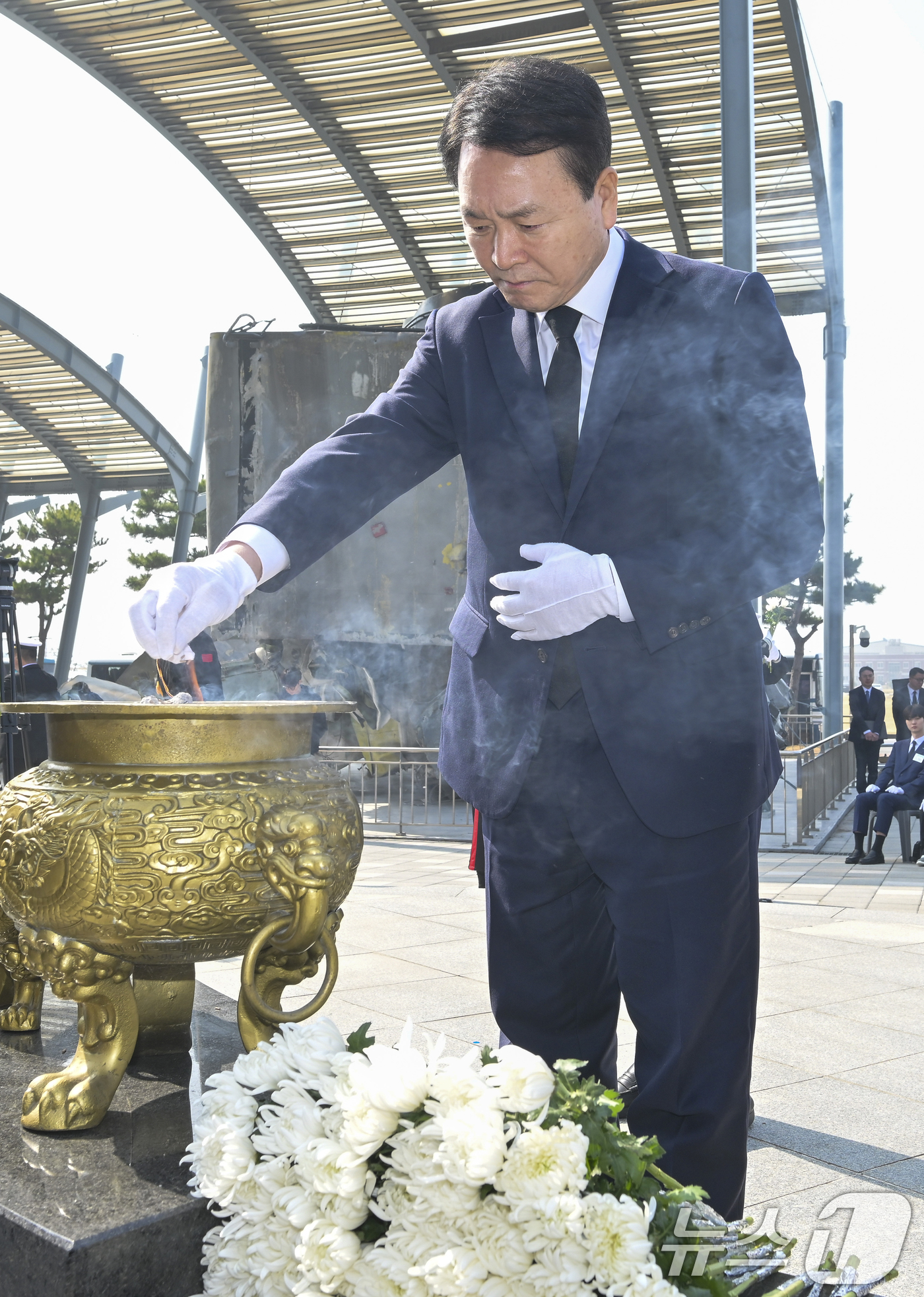 (평택=뉴스1) 김영운 기자 = 성일종 국회 국방위원장이 26일 경기 평택시 해군 제2함대사령부에서 열린 '제16주기 천안함 46용사 추모식'에서 헌화 및 분향을 하고 있다. (공 …