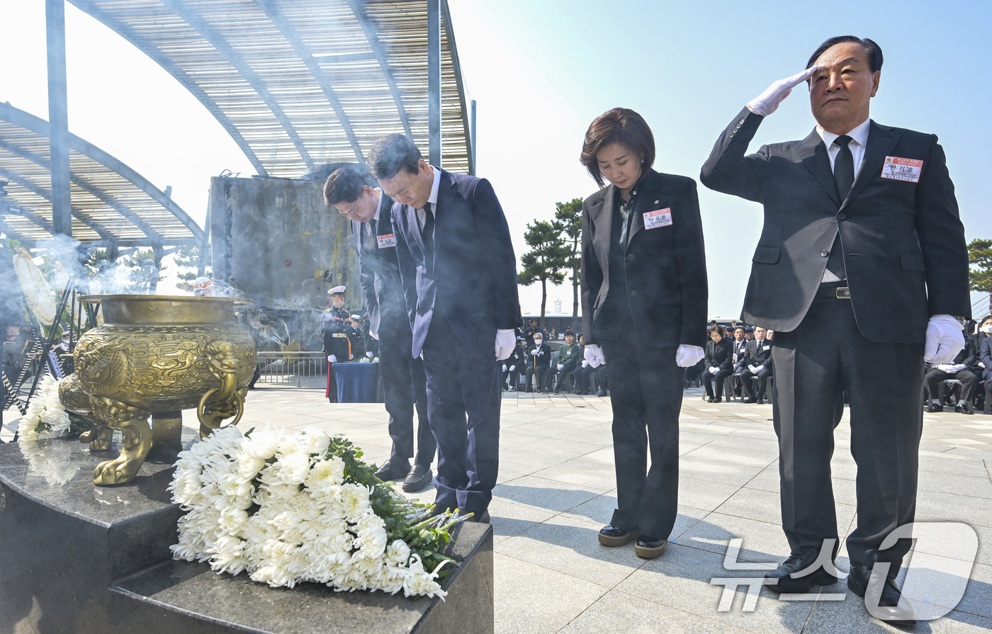 (평택=뉴스1) 김영운 기자 = 26일 경기 평택시 해군 제2함대사령부에서 열린 '제16주기 천안함 46용사 추모식'에서 부승찬 더불어민주당 의원(왼쪽부터), 성일종 국회 국방위원 …