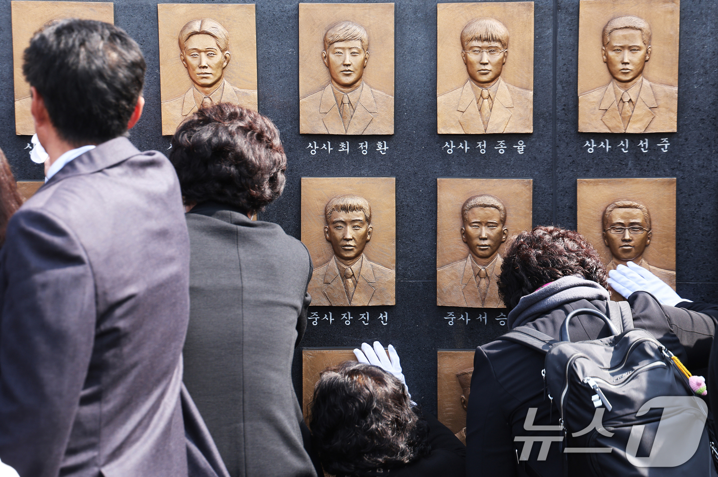 (평택=뉴스1) 김영운 기자 = 26일 경기 평택시 해군 제2함대사령부에서 열린 '제16주기 천안함 46용사 추모식'에서 천안함 유가족들이 추모비를 어루만지고 있다. (공동취재) …