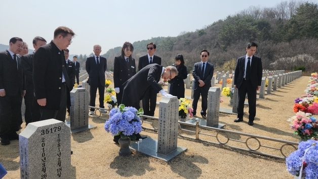 MB, 천안함 46용사 묘역 참배…"영원히 기억하겠다"