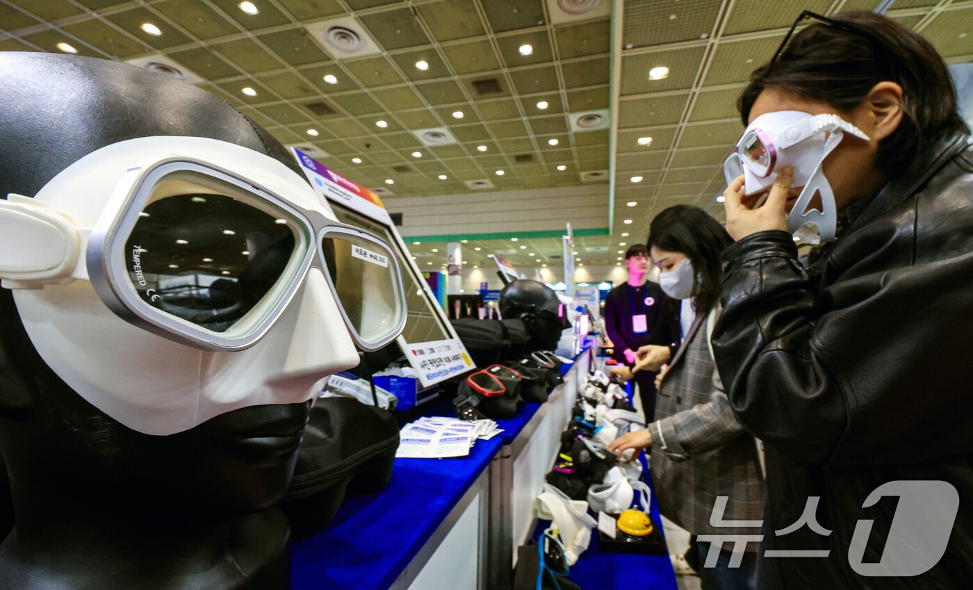 본문 이미지 - 26일 서울 강남구 코엑스에서 열린 2026 서울국제스포츠레저산업전(SPOEX2026)을 찾은 참관객들이 다이빙 용품을 살펴보고 있다.  2026.3.26 ⓒ 뉴스1 이호윤 기자