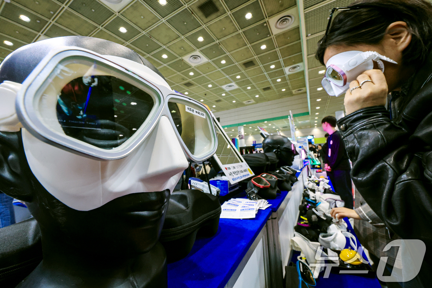 (서울=뉴스1) 이호윤 기자 = 26일 서울 강남구 코엑스에서 열린 2026 서울국제스포츠레저산업전(SPOEX2026)을 찾은 참관객들이 다이빙 용품을 살펴보고 있다.이번 행사는 …