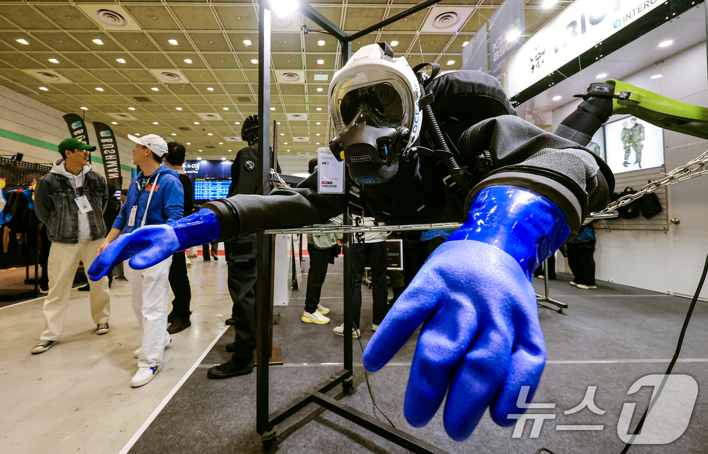 (서울=뉴스1) 이호윤 기자 = 26일 서울 강남구 코엑스에서 열린 2026 서울국제스포츠레저산업전(SPOEX2026)을 찾은 참관객들이 스킨스쿠버 용품을 살펴보고 있다.이번 행사 …