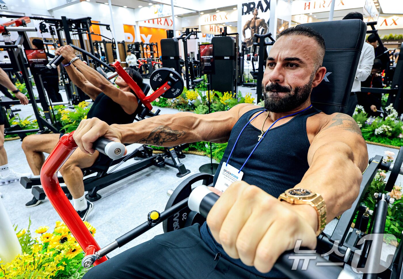 본문 이미지 - 26일 서울 강남구 코엑스에서 열린 2026 서울국제스포츠레저산업전(SPOEX2026)을 찾은 참관객들이 운동기구를 체험하고 있다.  2026.3.26 ⓒ 뉴스1 이호윤 기자