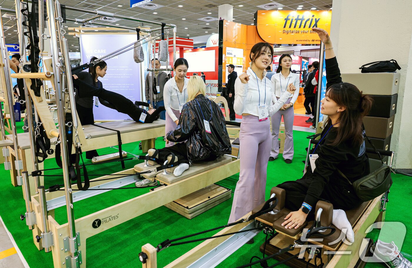 본문 이미지 - 26일 서울 강남구 코엑스에서 열린 2026 서울국제스포츠레저산업전(SPOEX2026)을 찾은 참관객들이 필라테스 체험을 하고 있다. 2026.3.26 ⓒ 뉴스1 이호윤 기자