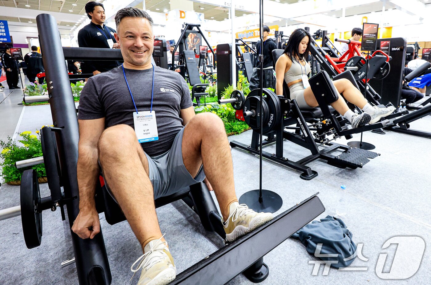 본문 이미지 - 26일 서울 강남구 코엑스에서 열린 2026 서울국제스포츠레저산업전(SPOEX2026)을 찾은 참관객들이 운동기구를 체험하고 있다. 2026.3.26 ⓒ 뉴스1 이호윤 기자