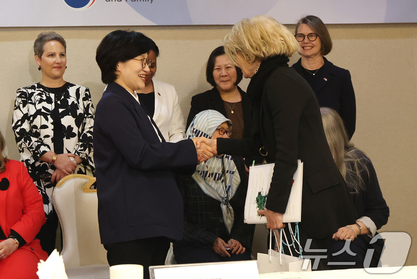 (서울=뉴스1) 임세영 기자 = 원민경 성평등가족부 장관이 26일 서울 종로구 정부서울청사에서 열린 주한여성대사 초청 간담회에서 여성 대사들과 인사를 나누고 있다. 2026.3.2 …