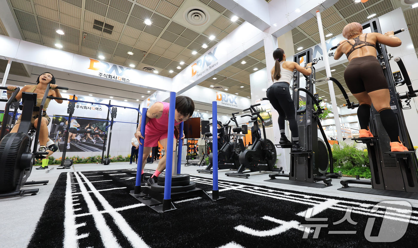(서울=뉴스1) 이호윤 기자 = 26일 서울 강남구 코엑스에서 열린 2026 서울국제스포츠레저산업전(SPOEX2026)을 찾은 참관객들이 운동기구를 체험하고 있다.이번 행사는 헬스 …