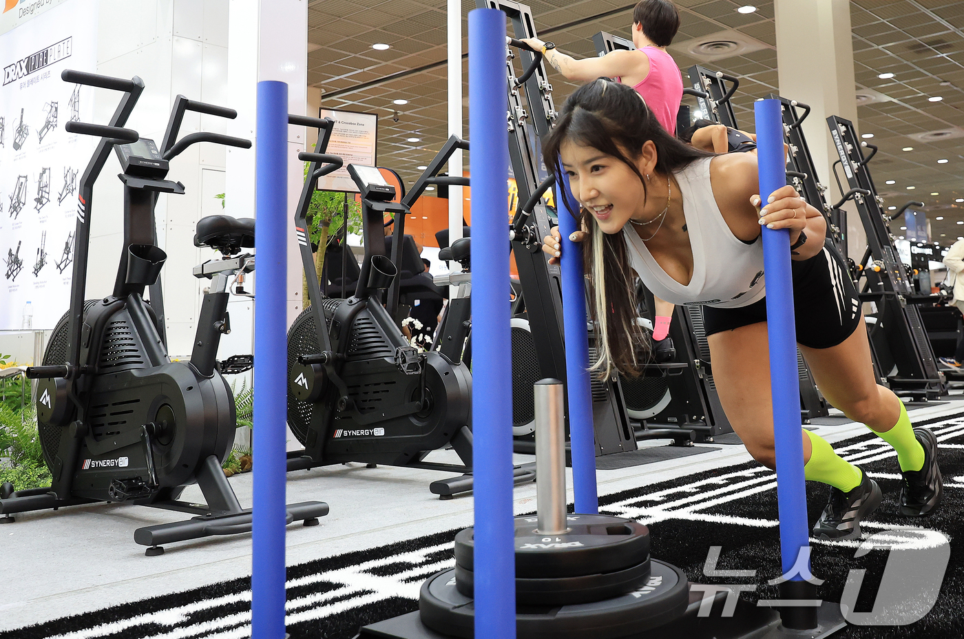 (서울=뉴스1) 이호윤 기자 = 26일 서울 강남구 코엑스에서 열린 2026 서울국제스포츠레저산업전(SPOEX2026)을 찾은 참관객들이 운동기구를 체험하고 있다.이번 행사는 헬스 …