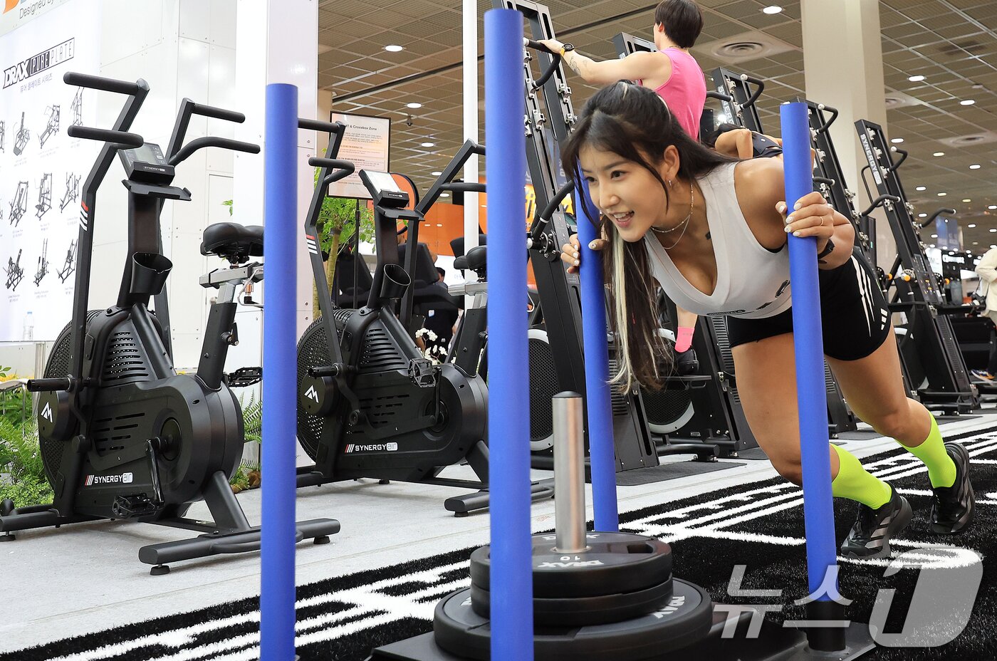 본문 이미지 - 26일 서울 강남구 코엑스에서 열린 2026 서울국제스포츠레저산업전(SPOEX2026)을 찾은 참관객들이 운동기구를 체험하고 있다. 2026.3.26 ⓒ 뉴스1 이호윤 기자