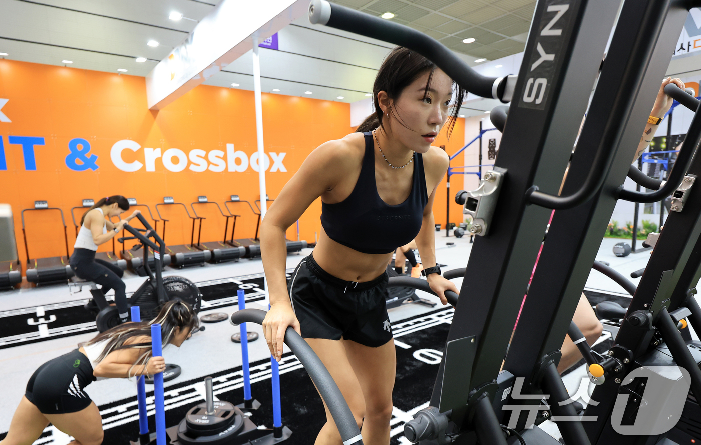 (서울=뉴스1) 이호윤 기자 = 26일 서울 강남구 코엑스에서 열린 2026 서울국제스포츠레저산업전(SPOEX2026)을 찾은 참관객들이 운동기구를 체험하고 있다.이번 행사는 헬스 …