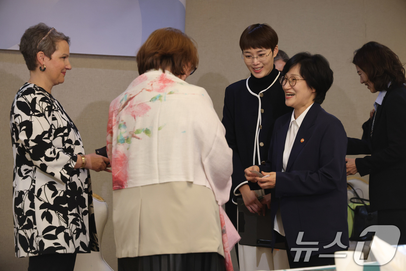 (서울=뉴스1) 임세영 기자 = 원민경 성평등가족부 장관이 26일 서울 종로구 정부서울청사에서 열린 주한여성대사 초청 간담회에서 여성 대사들과 인사를 나누고 있다. 2026.3.2 …