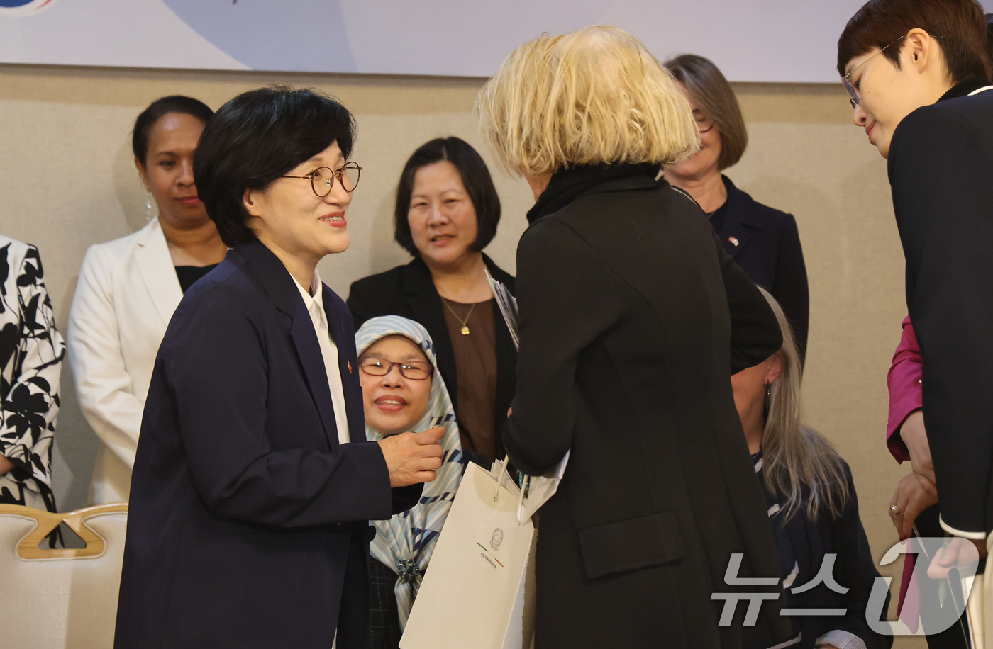 (서울=뉴스1) 임세영 기자 = 원민경 성평등가족부 장관이 26일 서울 종로구 정부서울청사에서 열린 주한여성대사 초청 간담회에서 여성 대사들과 인사를 나누고 있다. 2026.3.2 …