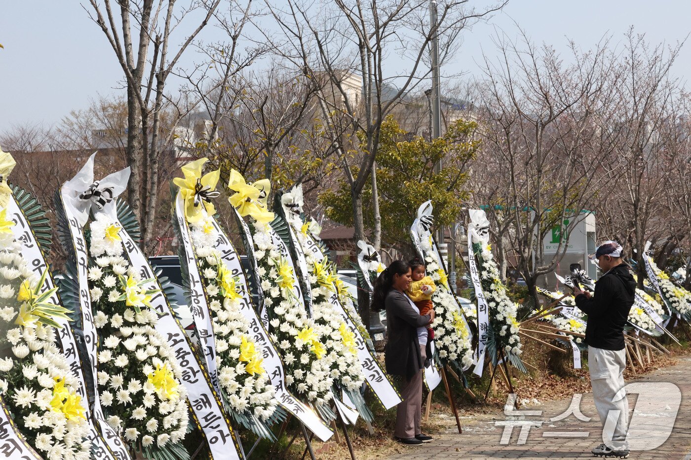 본문 이미지 - 26일 전남 순천시 광주지법 순천지원 앞에 '해든이 사건' 피해 아동을 추모하는 화환이 놓여 있다. 2026.3.26 ⓒ 뉴스1 박지현 기자