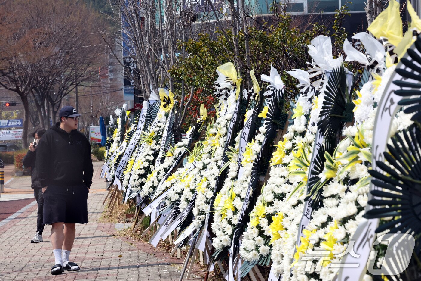 본문 이미지 - 26일 전남 순천시 광주지법 순천지원 앞에 '해든이 사건' 피해 아동을 추모하는 화환이 놓여 있다. 2026.3.26 ⓒ 뉴스1 박지현 기자