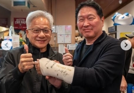 최태원 깁스에 젠슨 황 사인…"쾌차 기원" 빅테크 거물들 이름 빼곡