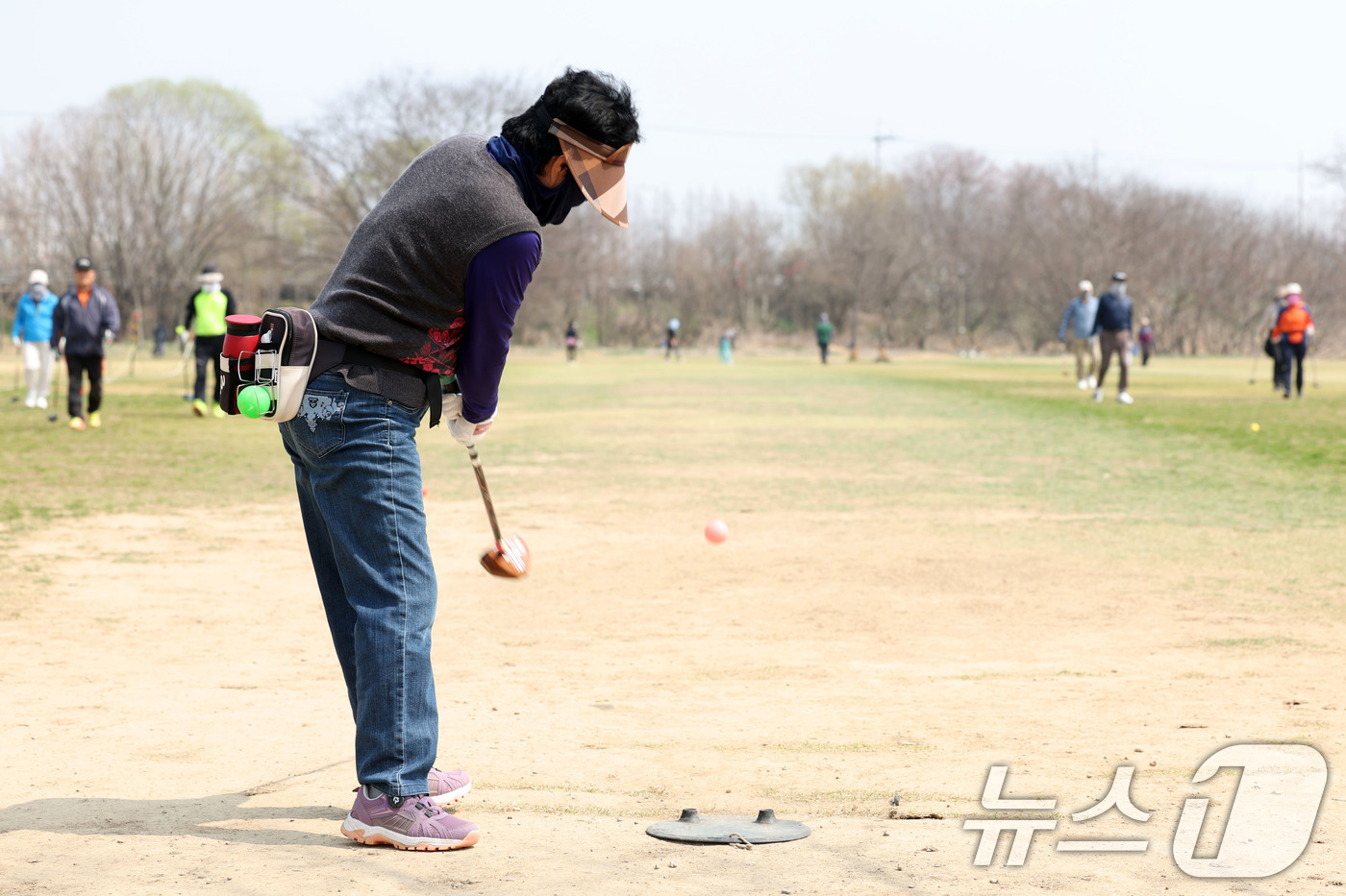 (광주=뉴스1) 이승현 기자 = 광주의 낮 기온이 22도까지 오른 26일 광주 광산구 선암동 한 공원에서 시민들이 파크 골프를 즐기고 있다. 2026.3.26/뉴스1