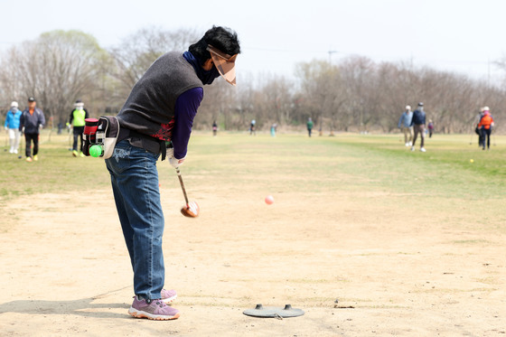 봄햇살 맞으며 파크 골프