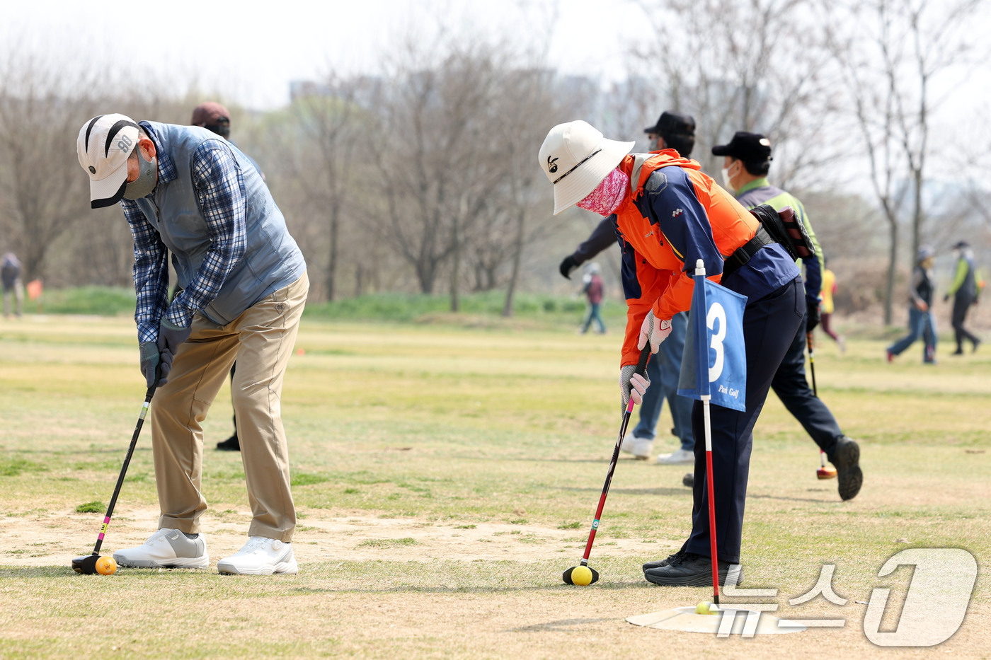 (광주=뉴스1) 이승현 기자 = 광주의 낮 기온이 22도까지 오른 26일 광주 광산구 선암동 한 공원에서 시민들이 파크 골프를 즐기고 있다. 2026.3.26/뉴스1