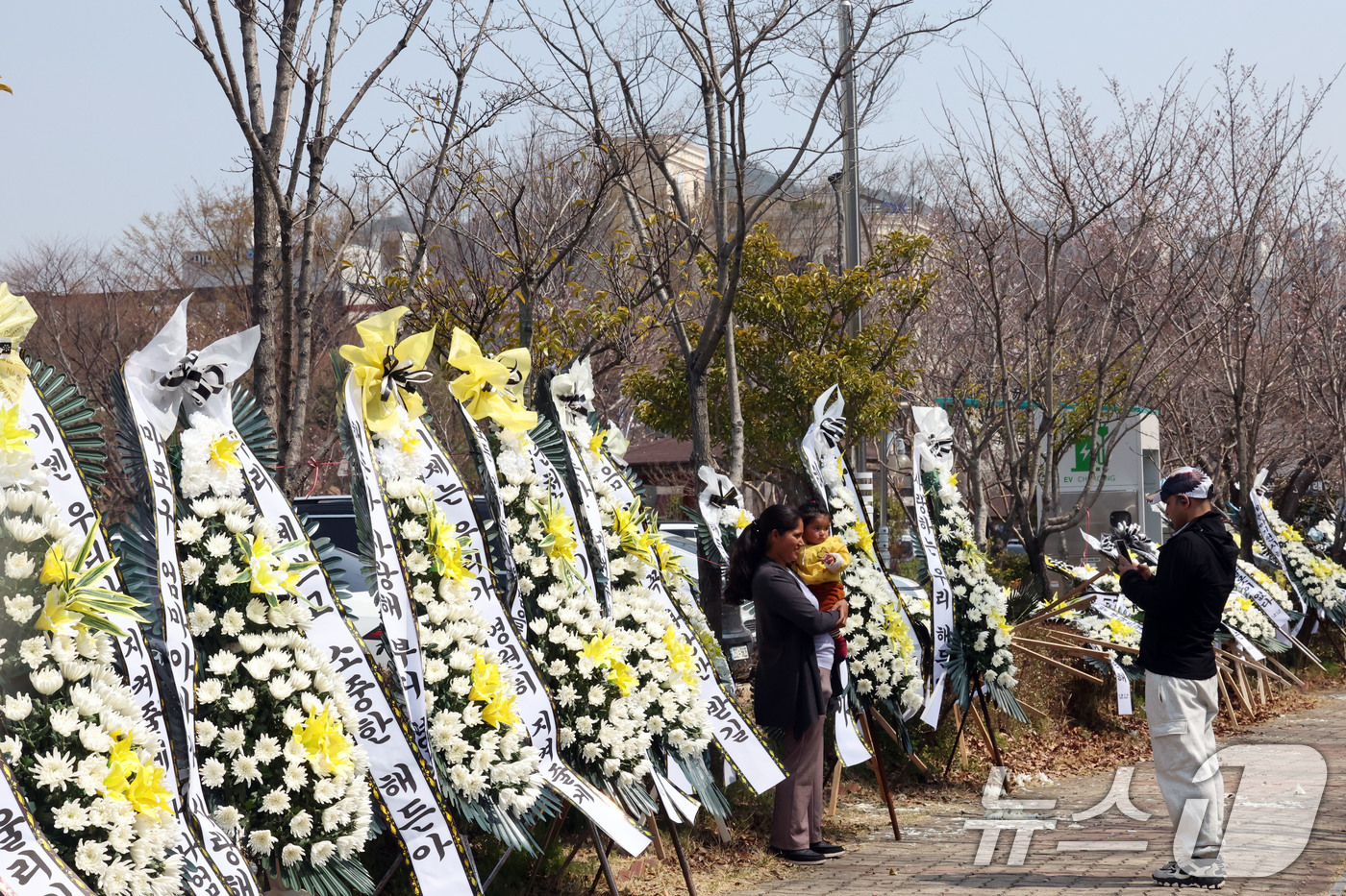 (순천=뉴스1) 박지현 기자 = 26일 전남 순천시 광주지법 순천지원 앞에 '해든이 사건' 피해 아동을 추모하는 화환이 놓여 있다. 2026.3.26/뉴스1