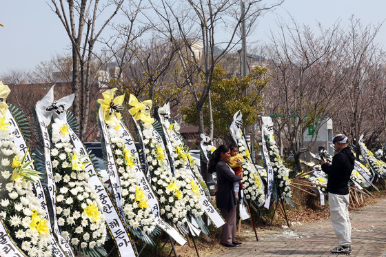 해든이 추모하는 외국인 부부