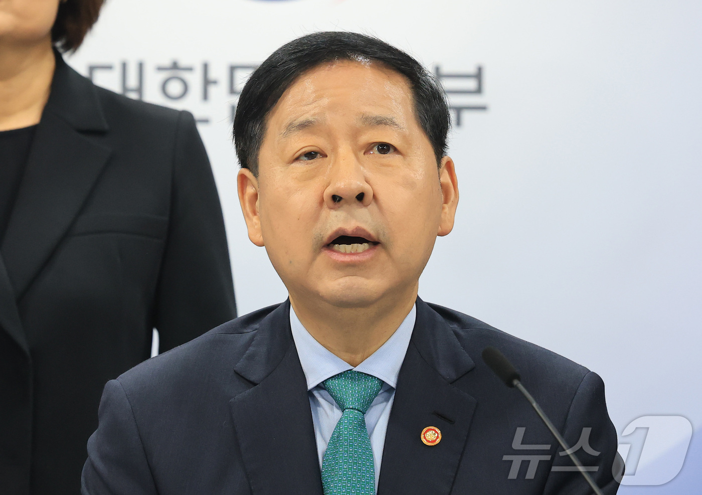 (서울=뉴스1) 임세영 기자 = 구윤철 부총리 겸 재정경제부 장관이 26일 서울 종로구 정부서울청사에서 중동 전쟁에 따른 비상경제 대응방안을 발표하고 있다. 2026.3.26/뉴스 …