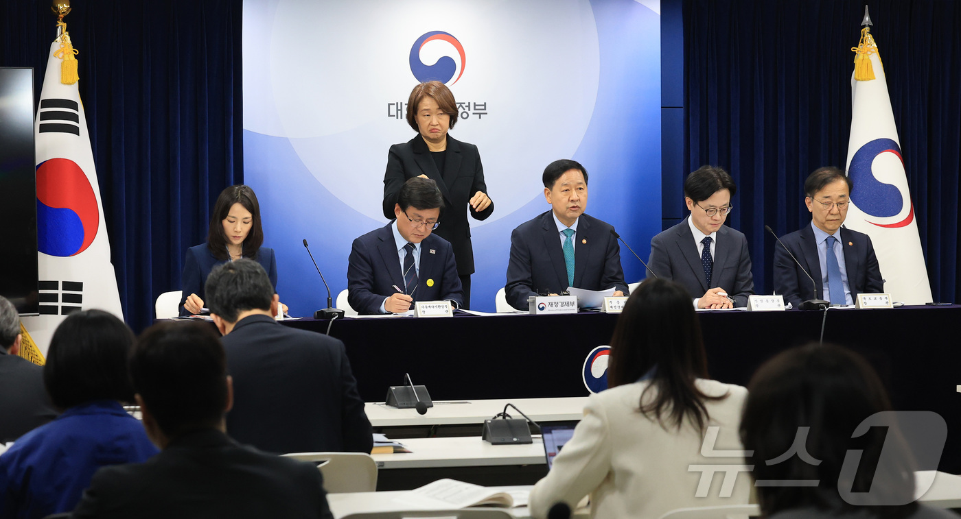 (서울=뉴스1) 임세영 기자 = 구윤철 부총리 겸 재정경제부 장관이 26일 서울 종로구 정부서울청사에서 중동 전쟁에 따른 비상경제 대응방안을 발표하고 있다.왼쪽부터 김진아 외교부 …