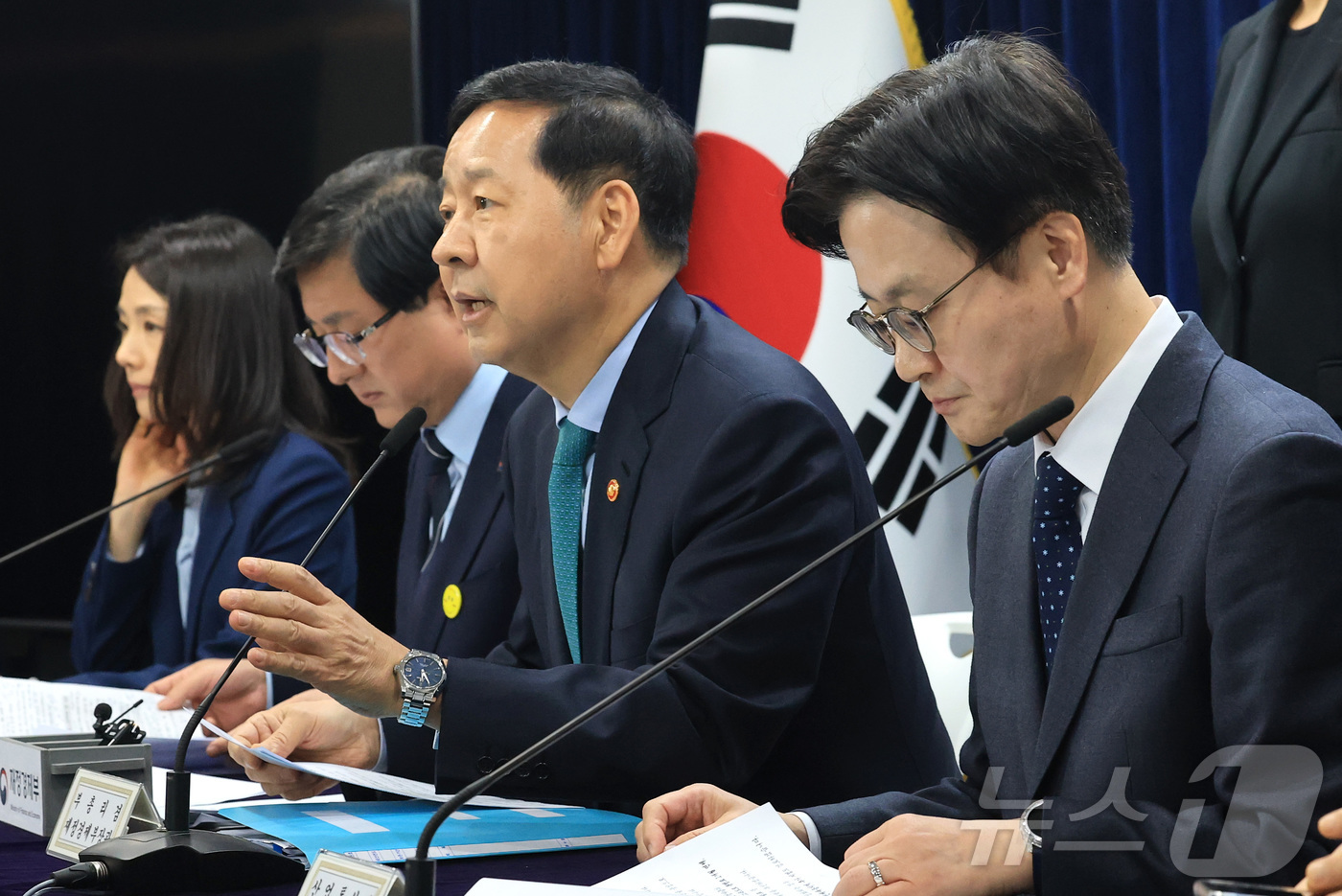 (서울=뉴스1) 임세영 기자 = 구윤철 부총리 겸 재정경제부 장관이 26일 서울 종로구 정부서울청사에서 중동 전쟁에 따른 비상경제 대응방안을 발표하고 있다.왼쪽부터 김진아 외교부 …