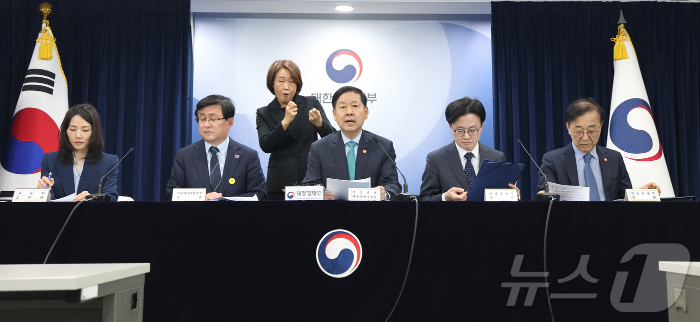 (서울=뉴스1) 임세영 기자 = 구윤철 부총리 겸 재정경제부 장관이 26일 서울 종로구 정부서울청사에서 중동 전쟁에 따른 비상경제 대응방안을 발표하고 있다.왼쪽부터 김진아 외교부 …