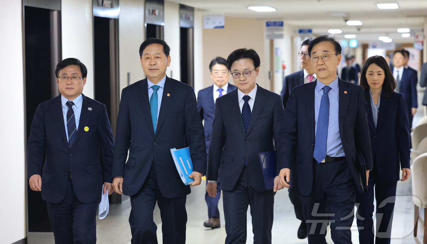 (서울=뉴스1) 임세영 기자 = 구윤철 부총리 겸 재정경제부 장관 및 관계부처 장관들이이 26일 서울 종로구 정부서울청사에서 중동 전쟁에 따른 비상경제 대응방안을 발표 하기위해 이 …