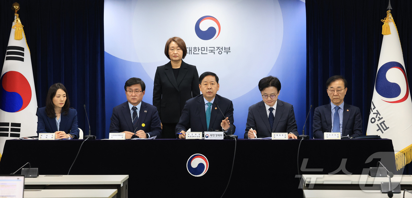 (서울=뉴스1) 임세영 기자 = 구윤철 부총리 겸 재정경제부 장관이 26일 서울 종로구 정부서울청사에서 중동 전쟁에 따른 비상경제 대응방안을 발표하고 있다.왼쪽부터 김진아 외교부 …