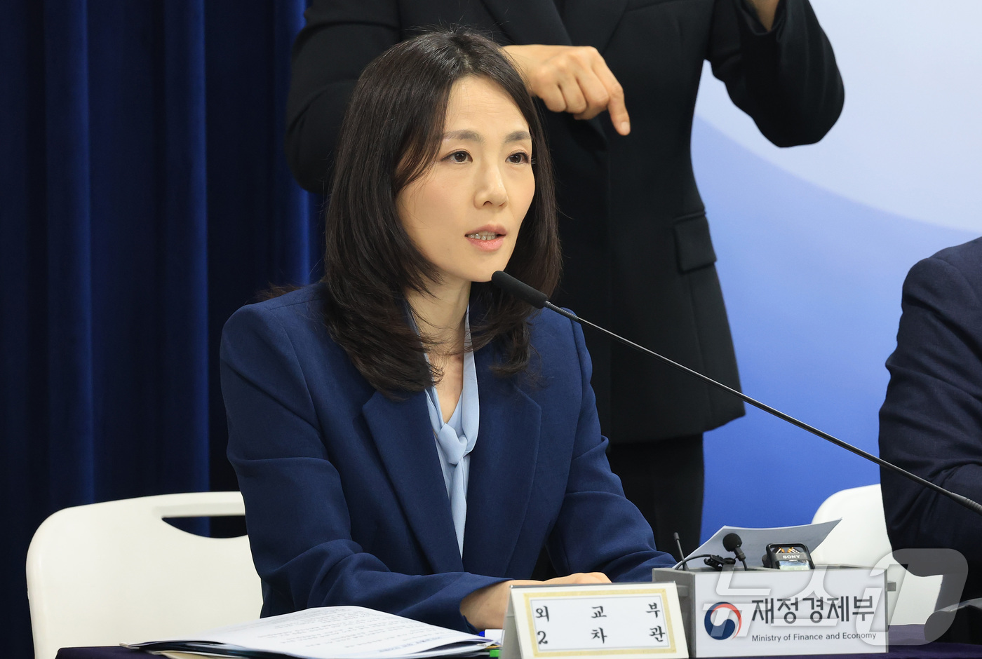 (서울=뉴스1) 임세영 기자 = 김진아 외교부 2차관이 26일 서울 종로구 정부서울청사에서 중동 전쟁에 따른 비상경제 대응방안을 발표하고 있다. 2026.3.26/뉴스1