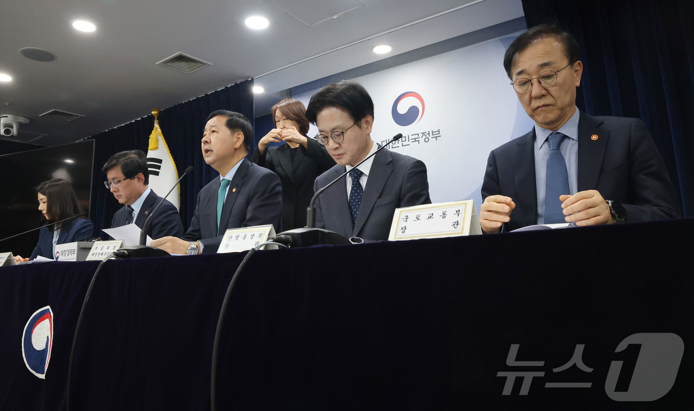 (서울=뉴스1) 임세영 기자 = 구윤철 부총리 겸 재정경제부 장관이 26일 서울 종로구 정부서울청사에서 중동 전쟁에 따른 비상경제 대응방안을 발표하고 있다.왼쪽부터 김진아 외교부 …