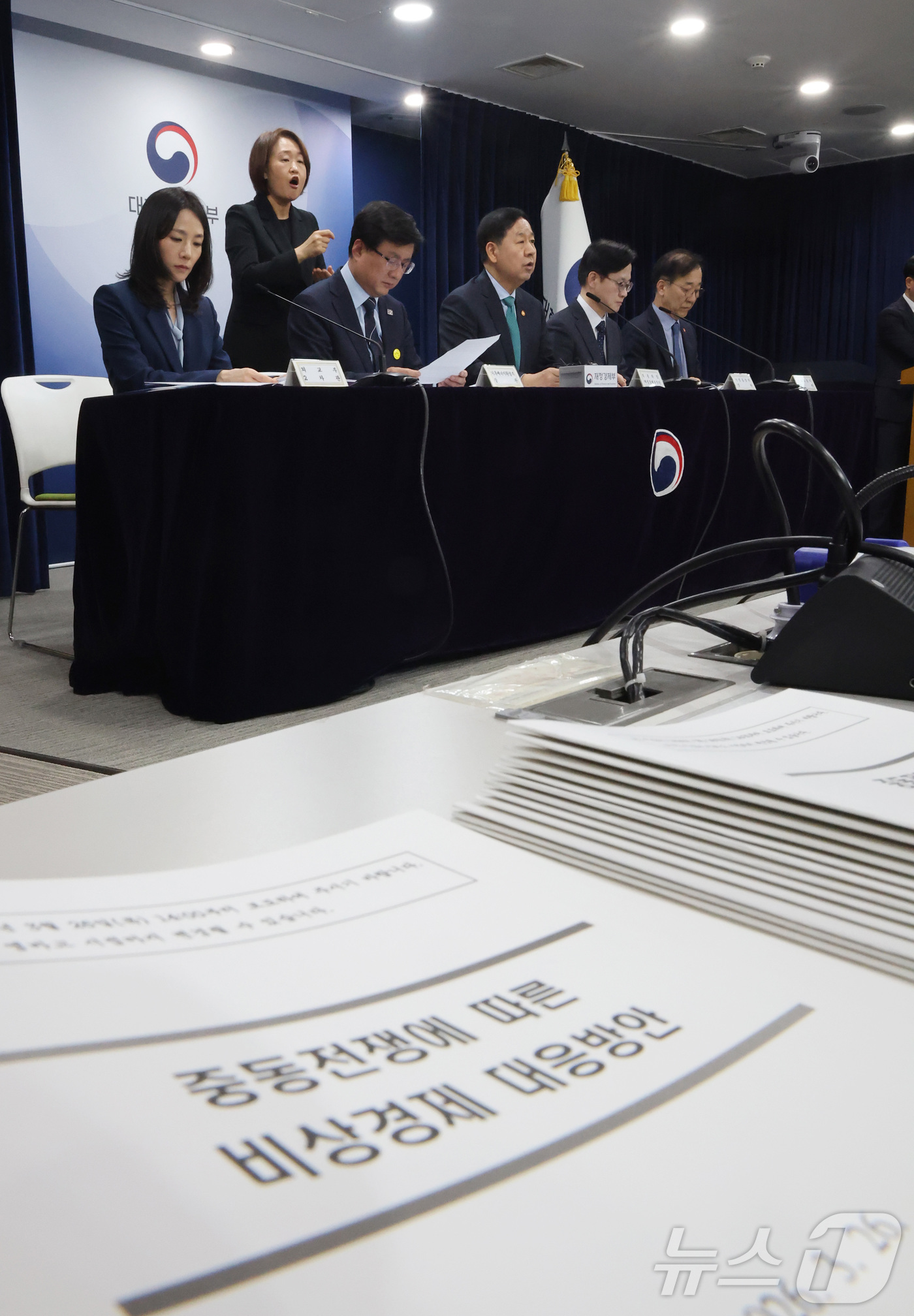 (서울=뉴스1) 임세영 기자 = 구윤철 부총리 겸 재정경제부 장관이 26일 서울 종로구 정부서울청사에서 중동 전쟁에 따른 비상경제 대응방안을 발표하고 있다.왼쪽부터 김진아 외교부 …