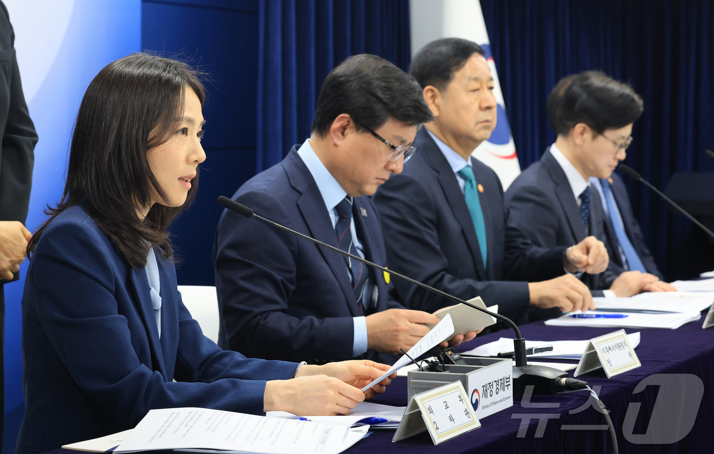(서울=뉴스1) 임세영 기자 = 김진아 외교부 2차관이 26일 서울 종로구 정부서울청사에서 중동 전쟁에 따른 비상경제 대응방안을 발표하고 있다.