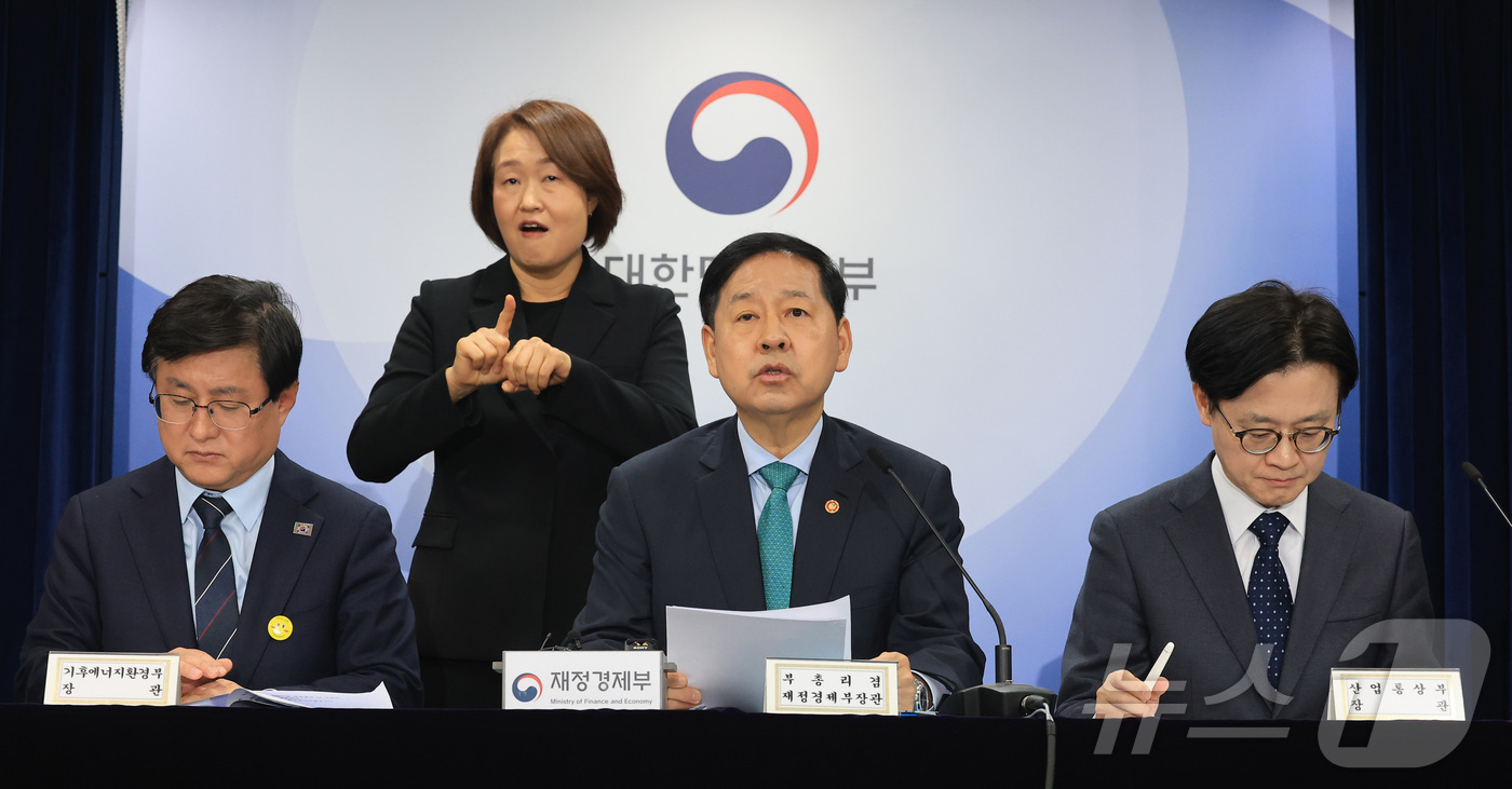 (서울=뉴스1) 임세영 기자 = 구윤철 부총리 겸 재정경제부 장관이 26일 서울 종로구 정부서울청사에서 중동 전쟁에 따른 비상경제 대응방안을 발표하고 있다.왼쪽부터 김성환 기후에너 …