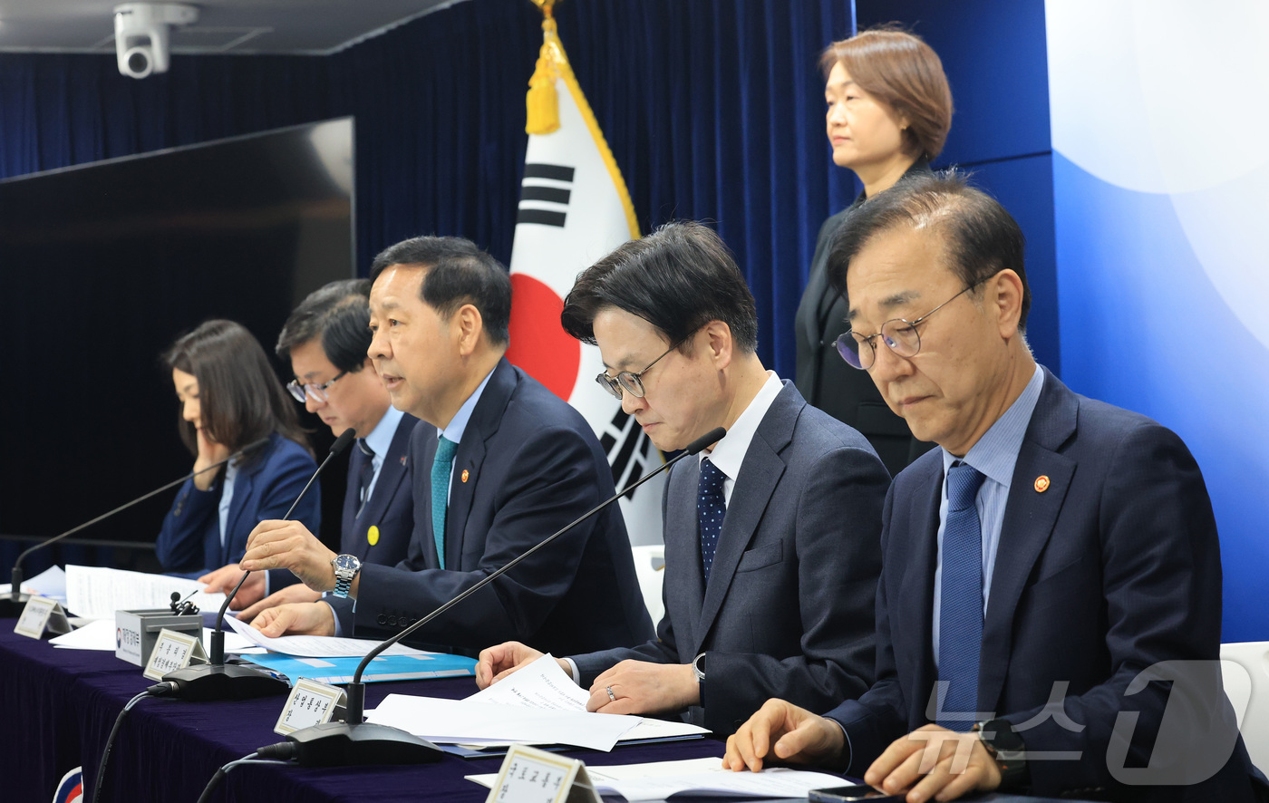 (서울=뉴스1) 임세영 기자 = 구윤철 부총리 겸 재정경제부 장관이 26일 서울 종로구 정부서울청사에서 중동 전쟁에 따른 비상경제 대응방안을 발표하고 있다.왼쪽부터 김진아 외교부 …