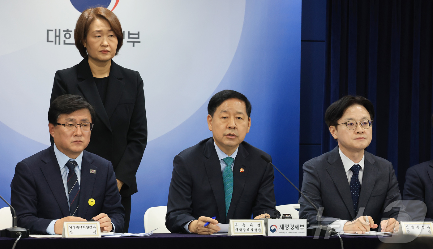 (서울=뉴스1) 임세영 기자 = 구윤철 부총리 겸 재정경제부 장관이 26일 서울 종로구 정부서울청사에서 중동 전쟁에 따른 비상경제 대응방안을 발표하고 있다.왼쪽부터 김성환 기후에너 …