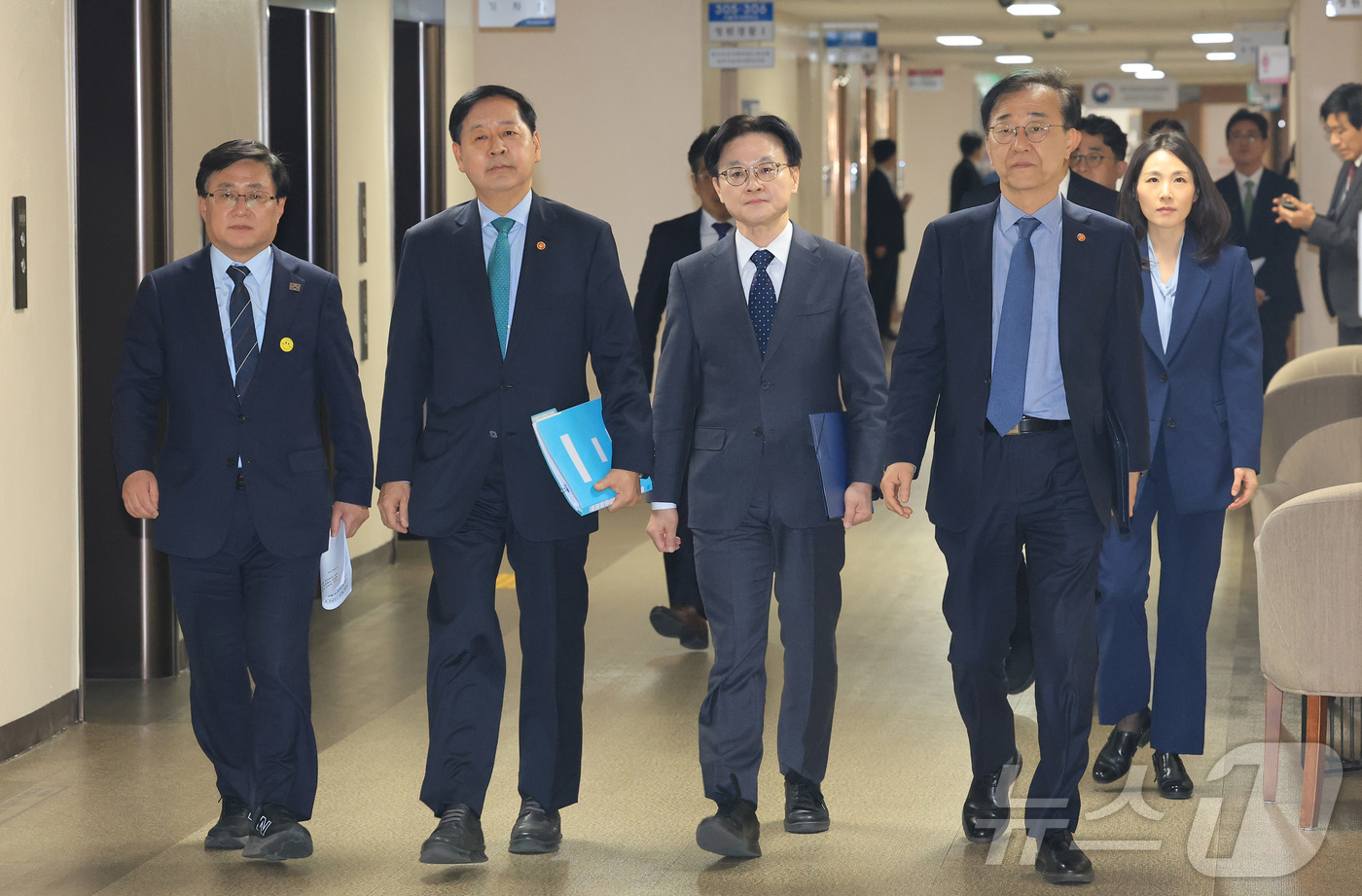 (서울=뉴스1) 임세영 기자 = 구윤철 부총리 겸 재정경제부 장관 및 관계부처 장관들이이 26일 서울 종로구 정부서울청사에서 중동 전쟁에 따른 비상경제 대응방안을 발표 하기위해 이 …