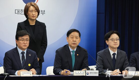 본문 이미지 - 구윤철 부총리 겸 재정경제부 장관이 26일 서울 종로구 정부서울청사에서 중동 전쟁에 따른 비상경제 대응방안을 발표하고 있다. 왼쪽부터 김성환 기후에너지환경부 장관, 구 부총리, 김정관 산업통상부 장관. 2026.3.26/뉴스1 임세영 기자