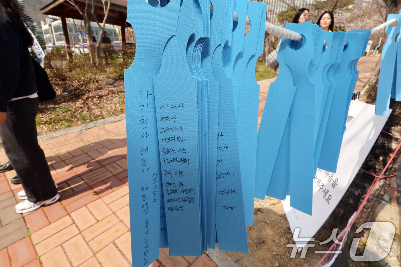 본문 이미지 - 26일 광주지방법원 순천지원 앞 정문에서 열린 부모의 학대로 숨진 생후 4월 아기 '해든이'를 위로하는 추모식에 추모 메모가 걸려있다. 2026.3.26 ⓒ 뉴스1 박지현 기자