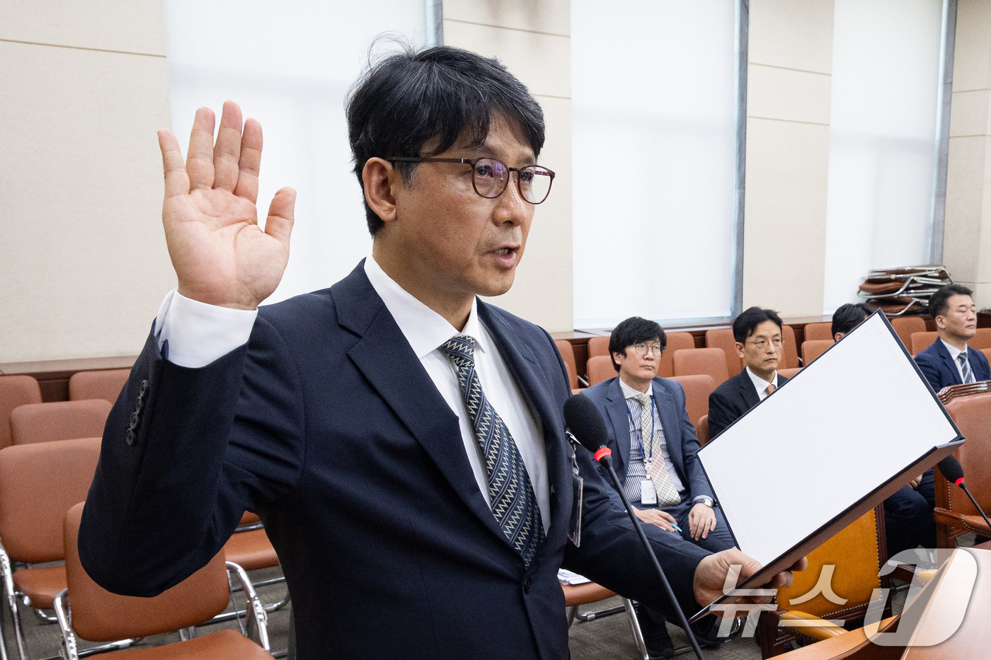 (서울=뉴스1) 유승관 기자 = 윤광일 중앙선거관리위원 후보자가 26일 서울 여의도 국회에서 열린 제433회 국회(임시회) 행정안전위원회의 중앙선거관리위원 후보자에 대한 인사청문회 …