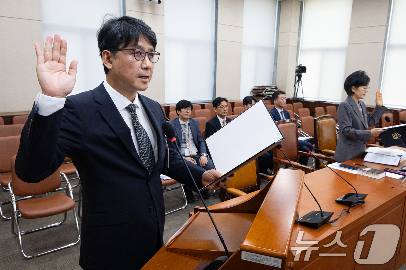 (서울=뉴스1) 유승관 기자 = 윤광일(왼쪽), 전현정 중앙선거관리위원 후보자가 26일 서울 여의도 국회에서 열린 제433회 국회(임시회) 행정안전위원회의 중앙선거관리위원 후보자에 …