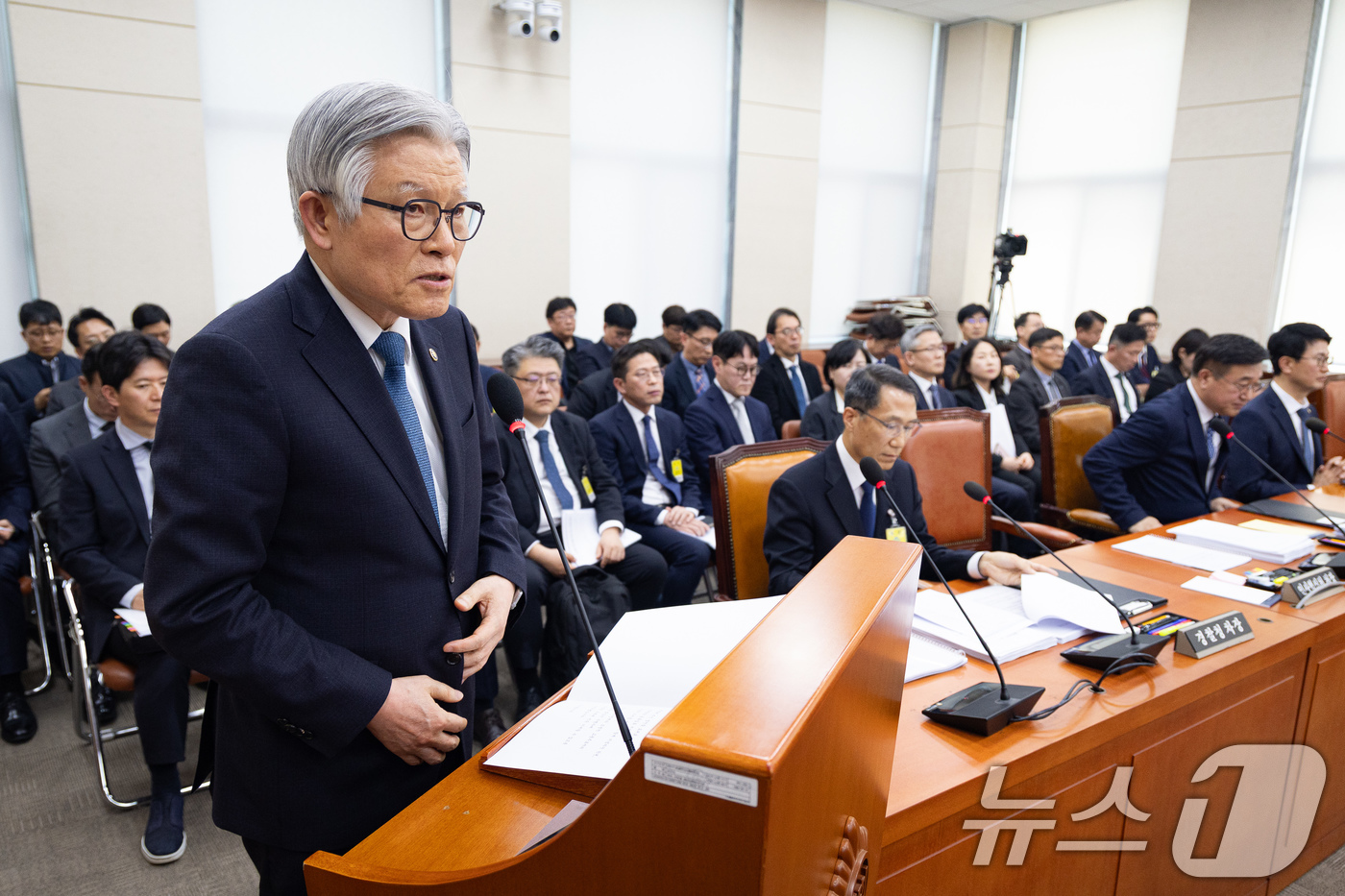 (서울=뉴스1) 유승관 기자 = 최동석 인사혁신처장이 26일 서울 여의도 국회에서 열린 제433회 국회(임시회) 행정안전위원회 제3차 전체회의에서 법안 의결 인사말을 하고 있다. …