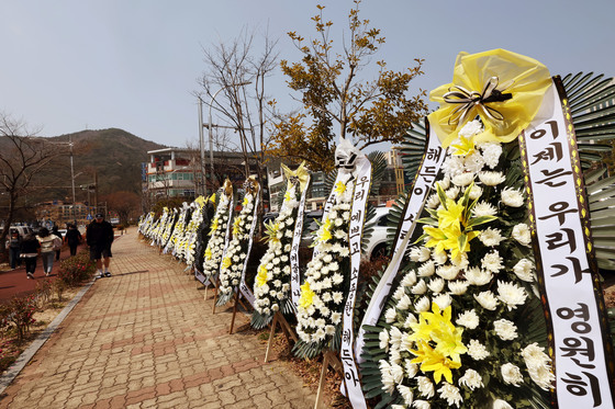 [르포] "해든아 다음 생엔 사랑만 받아…" 법원 둘러싼 추모 화환