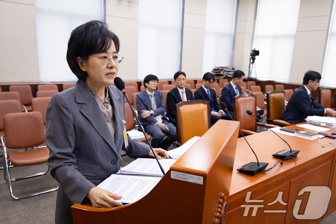 (서울=뉴스1) 유승관 기자 = 전현정 중앙선거관리위원 후보자가 26일 서울 여의도 국회에서 열린 제433회 국회(임시회) 행정안전위원회의 중앙선거관리위원 후보자에 대한 인사청문회 …