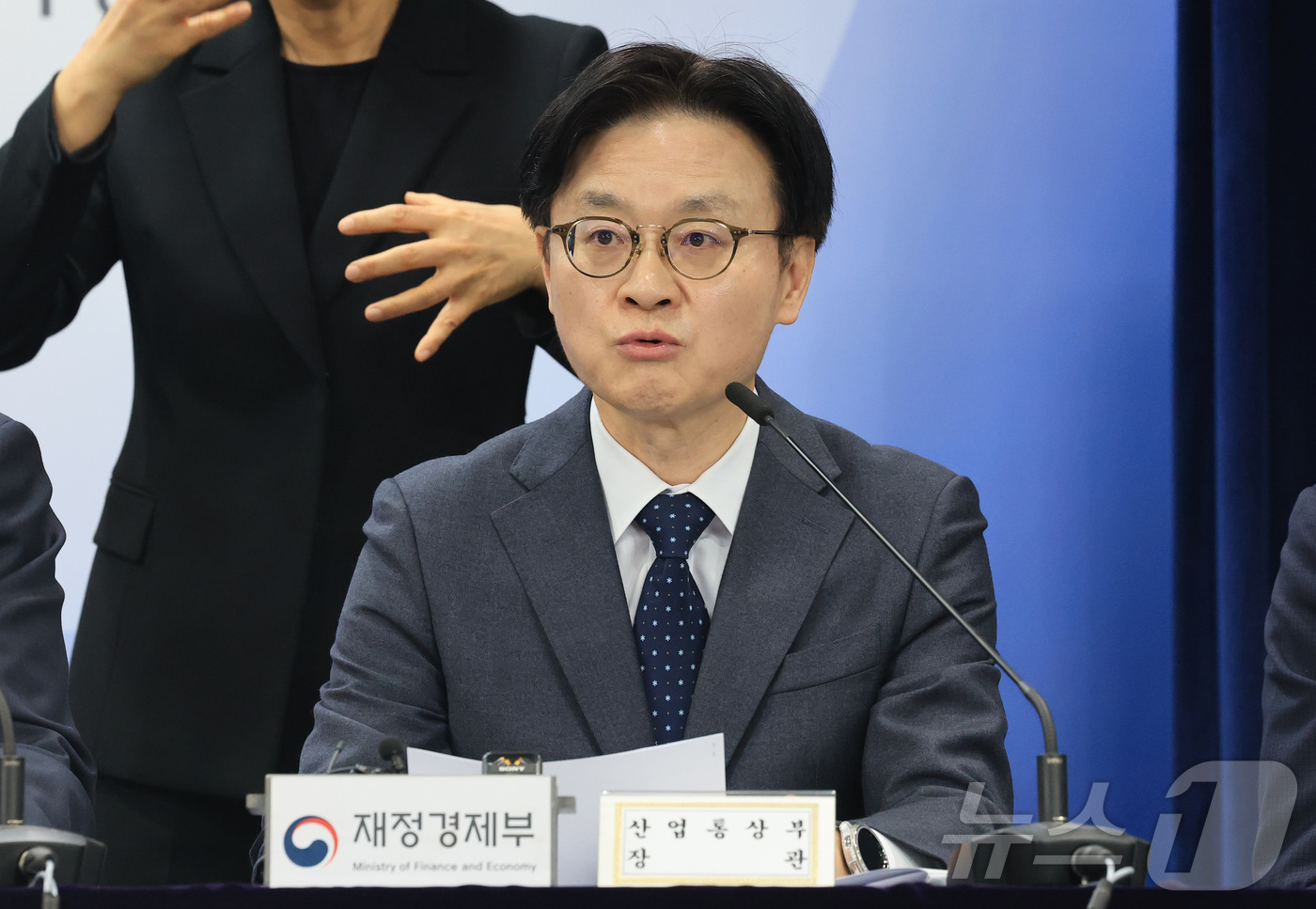 (서울=뉴스1) 임세영 기자 = 김정관 산업통상부 장관이 26일 서울 종로구 정부서울청사에서 중동 전쟁에 따른 비상경제 대응방안을 발표하고 있다. 2026.3.26/뉴스1